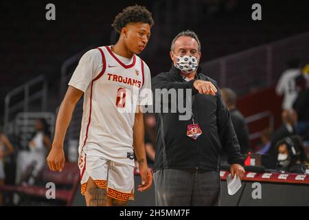 Les chevaux de Troie de la Californie du Sud gardent Boogie Ellis (0) marche avec l'associé USC Directeur des informations sportives David Tuttle (à droite) pendant un collège de la NCAA ba Banque D'Images