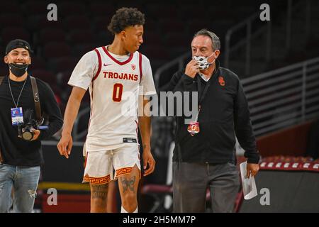 Les chevaux de Troie de la Californie du Sud gardent Boogie Ellis (0) marche avec l'associé USC Directeur des informations sportives David Tuttle (à droite) pendant un collège de la NCAA ba Banque D'Images