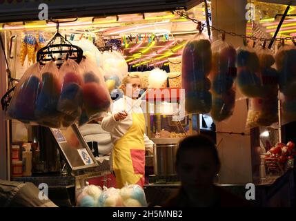 Loughborough, Leicestershire, Royaume-Uni.10 novembre 2021.Un travailleur fabrique Candyfloss lors des célébrations de la 800e année de la foire de rue annuelle.En 1221, un jeune roi Henry III a accordé une charte royale à Hugh le Despenser, le seigneur du manoir, pour tenir un marché hebdomadaire le jeudi et une foire annuelle à Loughborough.Credit Darren Staples/Alay Live News. Banque D'Images