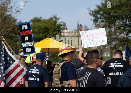 Los Angeles, CA USA - Novmber 8, 2021: Les manifestants tiennent le signe Nurses for Freedom pour protester contre les mandats de vaccination à Grand Park Banque D'Images