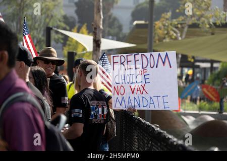 Los Angeles, CA USA - Novmber 8, 2021: Des fonctionnaires tiennent des panneaux de mandat anti-vaccin lors d'un rassemblement de protestation à Grand Park Banque D'Images