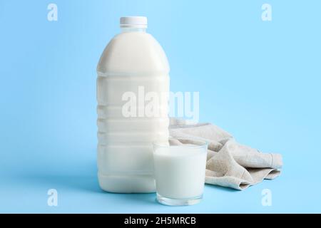 Réservoir de lait en litres sur fond bleu Banque D'Images