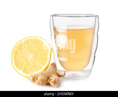 Verre de kombucha savoureux avec citron et gingembre sur fond blanc Banque D'Images