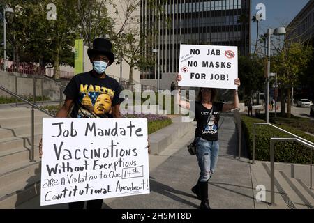 Los Angeles, CA USA - Novmber 8, 2021 : des manifestants tiennent des panneaux indiquant un mandat anti-vaccin lors d'un rassemblement de protestation à Grand Park Banque D'Images