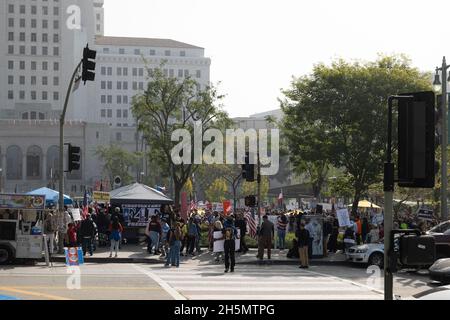 Los Angeles, CA USA - Novmber 8, 2021: Les employés de la ville protestent contre les mandats de vaccination devant l'hôtel de ville de Los Angeles Banque D'Images