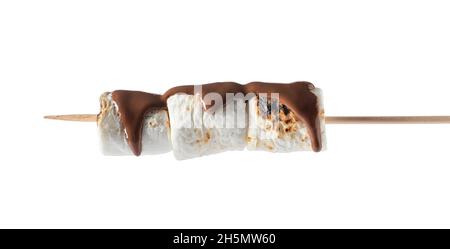 Brochette de guimauves grillées savoureuses au chocolat sur fond blanc Banque D'Images