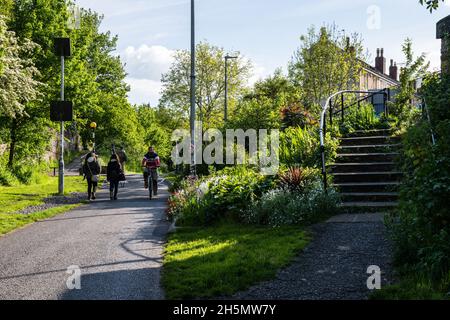 Au printemps, les cyclistes peuvent passer devant les expositions de fleurs à Easton sur le chemin de fer de Bristol et Bath. Banque D'Images