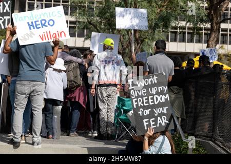 Los Angeles, CA USA - Novmber 8, 2021: Les employés de la ville protestent contre les mandats de vaccination lors d'un rassemblement à Grand Park Banque D'Images