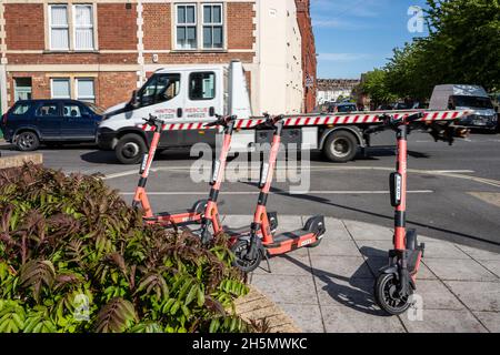 Une rangée de trottinettes voi e-trottinettes sont alignées sur un trottoir à Southville, Bristol, pendant un essai du système de location basé sur l'application. Banque D'Images