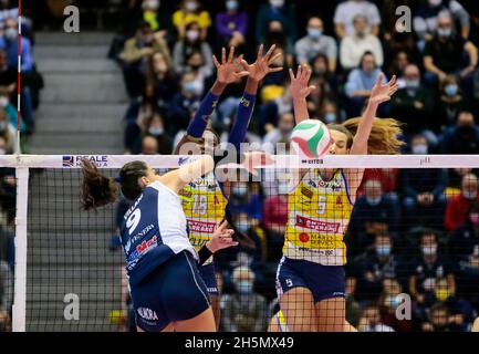 Francesca Villani de Chieri 76 pendant le Volleyball italien série A1 femmes match entre Reale Mutua Fenera Chieri vs Imoco Volley Conegliano à PalaFenera, Chieri/Turin le 10 novembre 2021.Photo Nderim Kaceli Banque D'Images