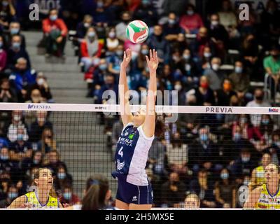 Francesca Bosio de Chieri 76 pendant le Volleyball italien série A1 femmes match entre Reale Mutua Fenera Chieri vs Imoco Volley Conegliano à PalaFenera, Chieri/Torino le 10 novembre 2021.Photo Nderim Kaceli Banque D'Images