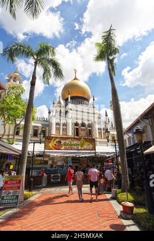 Bussorah Street dans le quartier Kampong Glam de Singapour derrière la mosquée du Sultan avec des restaurants proposant de la cuisine arabe, grecque, italienne etc Banque D'Images