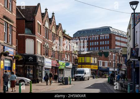 Les amateurs de shopping se prominent le long de East Street, une rue traditionnelle de Bedminster, Bristol. Banque D'Images