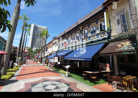 Bussorah Street dans le quartier Kampong Glam de Singapour derrière la mosquée du Sultan avec des restaurants proposant de la cuisine arabe, grecque, italienne etc Banque D'Images