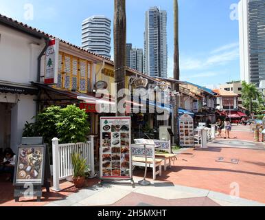 Bussorah Street dans le quartier Kampong Glam de Singapour derrière la mosquée du Sultan avec des restaurants proposant de la cuisine arabe, grecque, italienne etc Banque D'Images