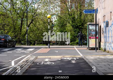 Des panneaux de signalisation dirigent les cyclistes sur un chemin de circulation protégé, le Filwood Greenway à Bristol. Banque D'Images