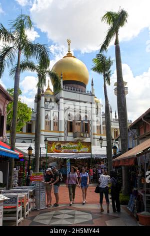 Bussorah Street dans le quartier Kampong Glam de Singapour derrière la mosquée du Sultan avec des restaurants proposant de la cuisine arabe, grecque, italienne etc Banque D'Images