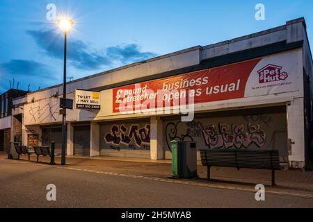 Les unités de magasinage de fin de série sont annoncées pour laisser pendant la régénération de la rue est de Bedminster à Bristol. Banque D'Images