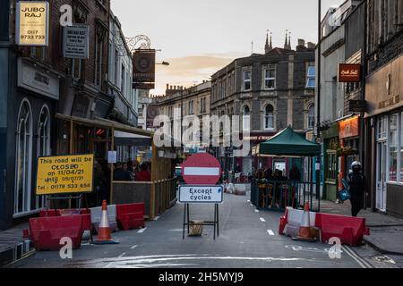 Une rue est fermée à la circulation, ce qui permet de dîner en plein air à l'extérieur des restaurants et des bars pendant la pandémie Covid-19 à Bristol. Banque D'Images