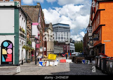 La rue traditionnelle pavée King Street de Bristol est fermée à la circulation à l'extérieur des bars et des restaurants pour faire place à des repas en plein air pendant le Covid-10 Banque D'Images