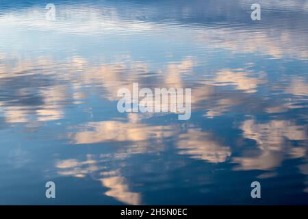 Réflexions du ciel à l'aube, pont-jetée de l'île Pilley, Terre-Neuve-et-Labrador, T.-N.-L., Canada Banque D'Images