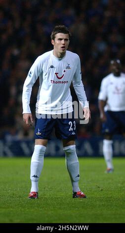 PORTSMOUTH V SPIRES 18-10-04 MICHAEL CARRICK PIC MIKE WALKER, 2004 Banque D'Images