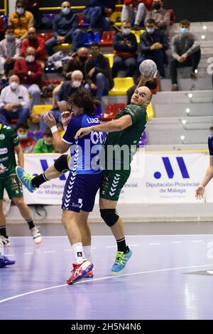 Antequera, Espagne.10 novembre 2021.Rafael Baena de Balonmano Iberoquinoa Antequera vu en action pendant le match d'Asobal de la Ligue Sacyr entre Balonmano Balonmano Iberoquinoa Antequera et BM Benidorm à Pabellon Fernando Argüelles à Antequera.(final Score; Balonmano Balonmano Iberoquinoa Antequera et BM Benidorm à Pabellon Fernando Argüelles à Antequera.(27) 23 photos de la SOPERA Banque D'Images