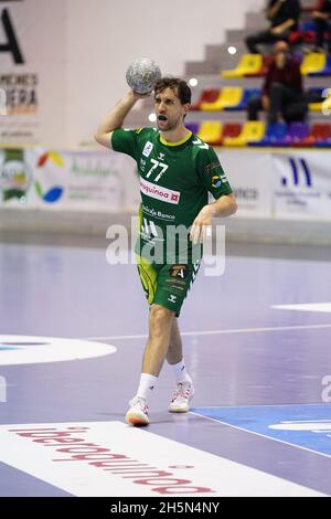 Antequera, Espagne.10 novembre 2021.Angel Perez de Balonmano Iberoquinoa Antequera vu en action pendant le match d'Asobal de la Ligue Sacyr entre Balonmano Balonmano Iberoquinoa Antequera et BM Benidorm à Pabellon Fernando Argüelles à Antequera.(final Score; Balonmano Balonmano Iberoquinoa Antequera et BM Benidorm à Pabellon Fernando Argüelles à Antequera.(27) 23 photos de la SOPERA Banque D'Images