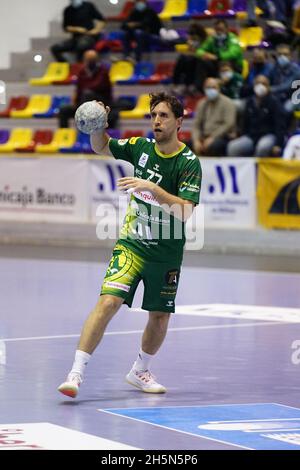 Antequera, Espagne.10 novembre 2021.Angel Perez de Balonmano Iberoquinoa Antequera vu en action pendant le match Asobal de la Ligue Sacyr entre Balonmano Balonmano Iberoquinoa Antequera et BM Benidorm à Pabellon Fernando Argüelles à Antequera.(final Score; Balonmano Balonmano Iberoquinoa Antequera et BM Benidorm à Pabellon Fernando Argüelles à Antequera.(27) photo Sáñez Aliso Sáñez (USA) 23/USA) photo Sóquipáñez Alisy Sáz Añez () Banque D'Images
