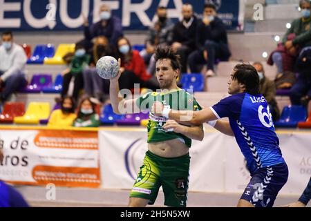 Antequera, Espagne.10 novembre 2021.Angel Perez de Balonmano Iberoquinoa Antequera vu en action pendant le match Asobal de la Ligue Sacyr entre Balonmano Balonmano Iberoquinoa Antequera et BM Benidorm à Pabellon Fernando Argüelles à Antequera.(final Score; Balonmano Balonmano Iberoquinoa Antequera et BM Benidorm à Pabellon Fernando Argüelles à Antequera.(27) photo Sáñez Aliso Sáñez (USA) 23/USA) photo Sóquipáñez Alisy Sáz Añez () Banque D'Images
