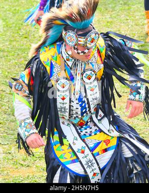 Des danseurs indégineux au Pow wow sur le montMcKay à Thunder Bay, Ontario, Canada, le 24 septembre 2021, pour la Journée nationale de la vérité et de la réconciliation. Banque D'Images