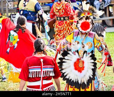 Des danseurs indégineux au Pow wow sur le montMcKay à Thunder Bay, Ontario, Canada, le 24 septembre 2021, pour la Journée nationale de la vérité et de la réconciliation. Banque D'Images