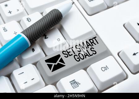 Affichage conceptuel définir des objectifs intelligents.Concept liste de signification pour clarifier vos idées concentrer les efforts utiliser le temps sagement Résumé Typist pratiquant le typage de vitesse Banque D'Images