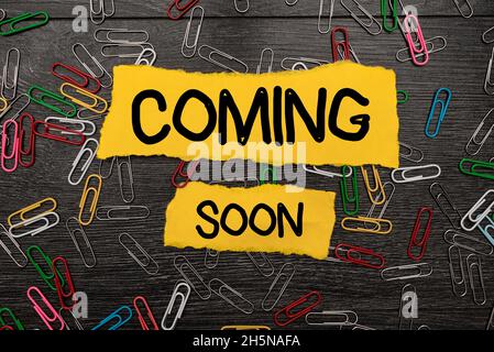 Présentation conceptuelle bientôt disponible.Mot écrit sur un événement ou une action qui se produira après très peu de temps Bright nouvelles idées travail de conception de bureau frais Banque D'Images