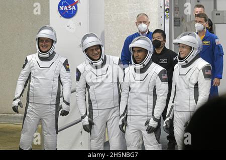 Les membres de l'équipage-3 (de l à r), l'astronaute de l'ESA Matthias Maurer et les astronautes de la NASA Tom Marshburn, Raja Chari et Kayla Barron se promèdèrent mercredi dans les médias et la famille en sortant du bâtiment O&C Neil Armstrong pour se rendre au complexe 39A du Kennedy Space Center, en Floride,10 novembre 2021.L'équipage se lance à la Station spatiale internationale.Photo de Joe Marino/UPI crédit: UPI/Alay Live News Banque D'Images