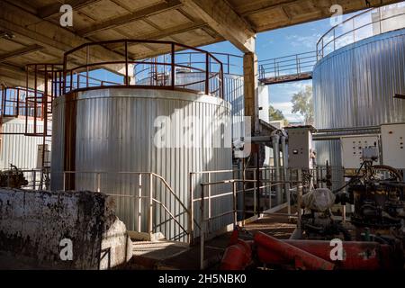 Bouteilles et tuyaux de stockage industriel en usine Banque D'Images