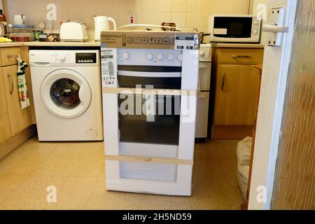 Cuisinière électrique récemment livrée, toujours dans l'emballage de la cuisine Banque D'Images