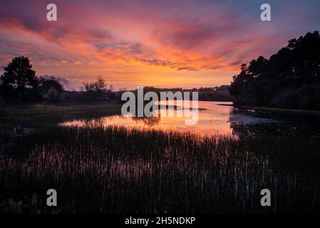 Coucher de soleil sur le Loch Lindean près de Selkirk dans les frontières écossaises, Écosse, Royaume-Uni Banque D'Images