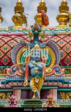 Statue de Krishnan du gopuram du Temple de Sri Krishnan.C'est un temple hindou à Singapour.Construit en 1870 et classé monument national de Singapour Banque D'Images