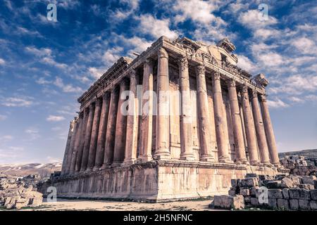 Romain antique temple de Bacchus entouré de ruines et de ciel bleu en arrière-plan, vallée de la Bekaa, à Baalbek, Liban Banque D'Images