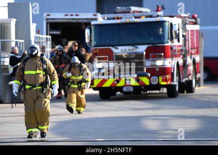 211110-N-GR655-040 GROTON, Connecticut (le 10 novembre 2021) – les pompiers de la Marine américaine arrivent à la station lors d'un exercice d'intervention d'incendie à grande échelle à bord de la base sous-marine navale de New London, à Groton, Connecticut, le 10 novembre 2021.L'exercice, organisé par le NSSF (NSSF) New London, USS Cheyenne (SSN 773) et la direction de la base, a offert à plus d'une douzaine d'organisations régionales de pompiers et de premiers intervenants l'occasion de faire l'expérience de la lutte contre les incendies à bord des navires et des meilleures pratiques de la Marine.(É.-U.Photo de la Marine par Joshua Karsten, Chief Petty Officer/RELÂCHÉ) Banque D'Images