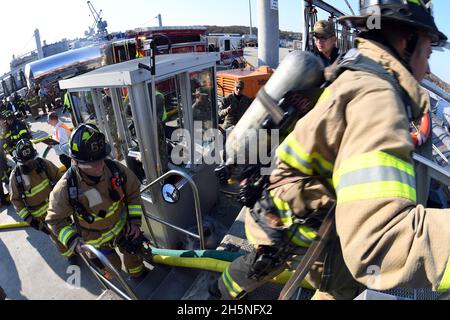 211110-N-GR655-449 GROTON, Connecticut (le 10 novembre 2021) – les pompiers de la Marine américaine franchissent l'arc de l'USS Cheyenne (SSN 773) lors d'un exercice d'intervention incendie à grande échelle à bord de la base sous-marine navale de New London à Groton, Connecticut, le 10 novembre 2021.L'exercice, organisé par NSSF (NSSF) New London, Cheyenne, et la direction de la base, a offert à plus d'une douzaine d'organisations régionales de pompiers et de premiers intervenants l'occasion de faire l'expérience de la lutte contre les incendies à bord des navires et des meilleures pratiques de la Marine.(É.-U.Photo de la Marine par Joshua Karsten, Chief Petty Officer/RELÂCHÉ) Banque D'Images