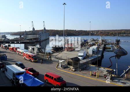 211110-N-GR655-239 GROTON, Connecticut (le 10 novembre 2021) – des pompiers de plusieurs municipalités du Connecticut arrivent à la station lors d'un exercice d'intervention en cas d'incendie à grande échelle à bord de la base sous-marine navale de New London, à Groton, Connecticut, le 10 novembre 2021.L'exercice, organisé par le NSSF (NSSF) New London, USS Cheyenne (SSN 773) et la direction de la base, a offert à plus d'une douzaine d'organisations régionales de pompiers et de premiers intervenants l'occasion de faire l'expérience de la lutte contre les incendies à bord des navires et des meilleures pratiques de la Marine.(É.-U.Photo de la Marine par Joshua Karsten, Chief Petty Officer/RELÂCHÉ) Banque D'Images