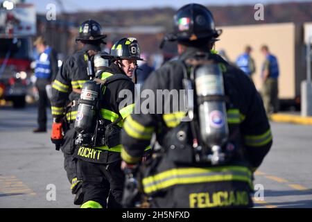 211110-N-GR655-121 GROTON, Connecticut (le 10 novembre 2021) – des pompiers de la ville de New London, Connecticut arrivent à la station lors d'un exercice d'intervention d'incendie à grande échelle à bord de la base navale sous-marine de New London, à Groton, Connecticut, le 10 novembre 2021.L'exercice, organisé par le NSSF (NSSF) New London, USS Cheyenne (SSN 773) et la direction de la base, a offert à plus d'une douzaine d'organisations régionales de pompiers et de premiers intervenants l'occasion de faire l'expérience de la lutte contre les incendies à bord des navires et des meilleures pratiques de la Marine.(É.-U.Photo de la Marine par Joshua Karsten, Chief Petty Officer/RELÂCHÉ) Banque D'Images