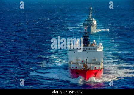 OCÉAN ATLANTIQUE (oct26, 2021) le brise-glace polaire USCGC Healy (WAGB 20) et le destroyer à missle guidé de la classe Arleigh Burke USS Jason Dunham (DDG 109) effectuent un exercice de passage.Healy contourne l'Amérique du Nord après un passage du Nord-Ouest et soutient la recherche scientifique dans l'Arctique.Jason Dunham opère dans l'océan Atlantique à l'appui des opérations navales visant à maintenir la stabilité et la sécurité maritimes afin d'assurer l'accès, de prévenir l'agression et de défendre les intérêts des États-Unis, des alliés et des partenaires.(É.-U.Photo de la marine par le Matelot de 1re classe Theoplis Stewart II/Rele Banque D'Images