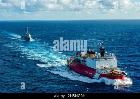 OCÉAN ATLANTIQUE (oct26, 2021) le brise-glace polaire USCGC Healy (WAGB 20) et le destroyer à missle guidé de la classe Arleigh Burke USS Jason Dunham (DDG 109) effectuent un exercice de passage.Healy contourne l'Amérique du Nord après un passage du Nord-Ouest et soutient la recherche scientifique dans l'Arctique.Jason Dunham opère dans l'océan Atlantique à l'appui des opérations navales visant à maintenir la stabilité et la sécurité maritimes afin d'assurer l'accès, de prévenir l'agression et de défendre les intérêts des États-Unis, des alliés et des partenaires.(É.-U.Photo de la marine par le Matelot de 1re classe Theoplis Stewart II/Rele Banque D'Images