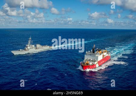 OCÉAN ATLANTIQUE (oct26, 2021) le brise-glace polaire USCGC Healy (WAGB 20) et le destroyer à missle guidé de la classe Arleigh Burke USS Jason Dunham (DDG 109) effectuent un exercice de passage.Healy contourne l'Amérique du Nord après un passage du Nord-Ouest et soutient la recherche scientifique dans l'Arctique.Jason Dunham opère dans l'océan Atlantique à l'appui des opérations navales visant à maintenir la stabilité et la sécurité maritimes afin d'assurer l'accès, de prévenir l'agression et de défendre les intérêts des États-Unis, des alliés et des partenaires.(É.-U.Navy photo by Mass communication Specialist Theoplis Stewart II/Released) Banque D'Images