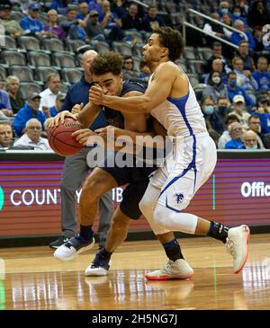 Newark, New Jersey, États-Unis.10 novembre 2021.Fairleigh Dickinson le gardien des chevaliers Sbastien Lamaute (10) reçoit la pression de la garde des pirates de Seton Hall Bryce Aiken (1) dans la première moitié au Prudential Center à Newark, New Jersey.Duncan Williams/CSM/Alamy Live News Banque D'Images