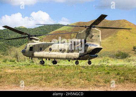 Un hélicoptère CH-47 Chinook atterrit pendant l’exercice Guazabara RI’ (esprit Brave Warrior) au Camp Santiago, Salinas, Porto Rico, le 6 novembre 2021.L’exercice Guazabara RI évalue les capacités des soldats à installer, à exploiter et à entretenir l’équipement de communication affecté et à s’entraîner sur les tâches du guerrier, les exercices de combat et la préparation au combat.(É.-U.Photo de l'armée par la SPC.Eric Kestner) Banque D'Images