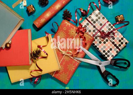 Livres d'emballage-cadeau pour noël avec décoration de noël.lecture, littérature, éducation, cadeau, cadeau, concept de vacances chrétien, espace de copie Banque D'Images